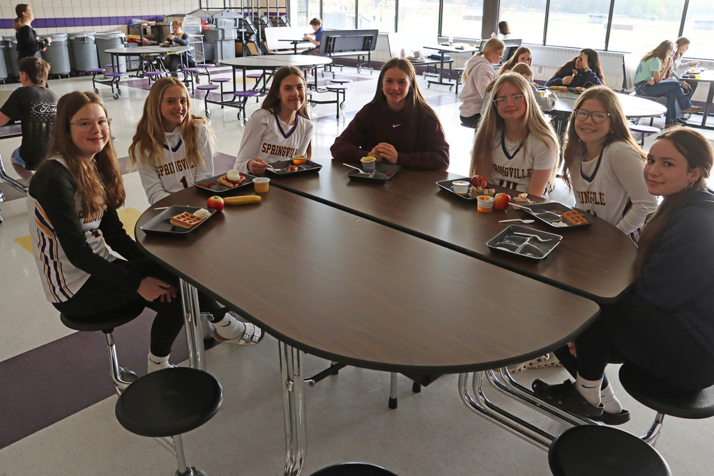 Students eat breakfast. 
