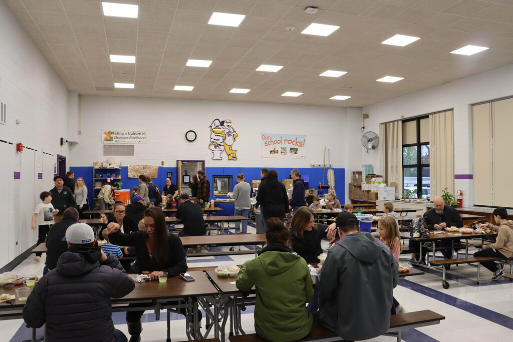Families eat at the PTSA Spaghetti Dinner. 