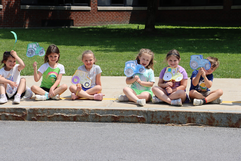 SES students made tractor crafts. 