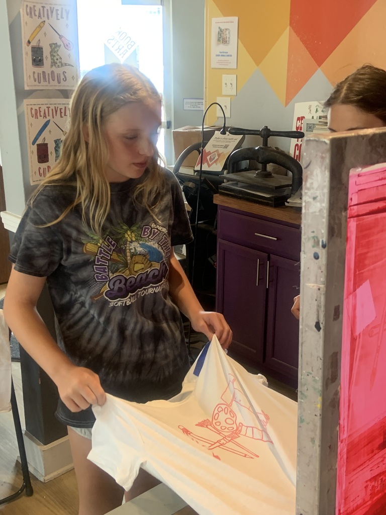 A student screen prints.