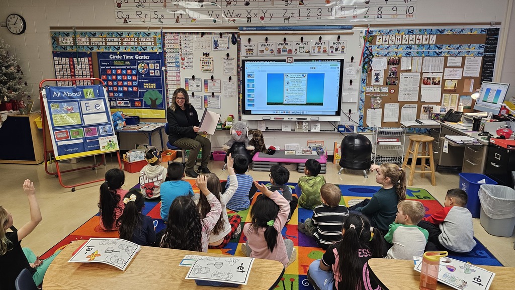 Representative Fogelman Reading to Mrs. Romsdahls Class