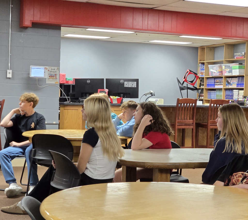 Freshman students visit the library. 