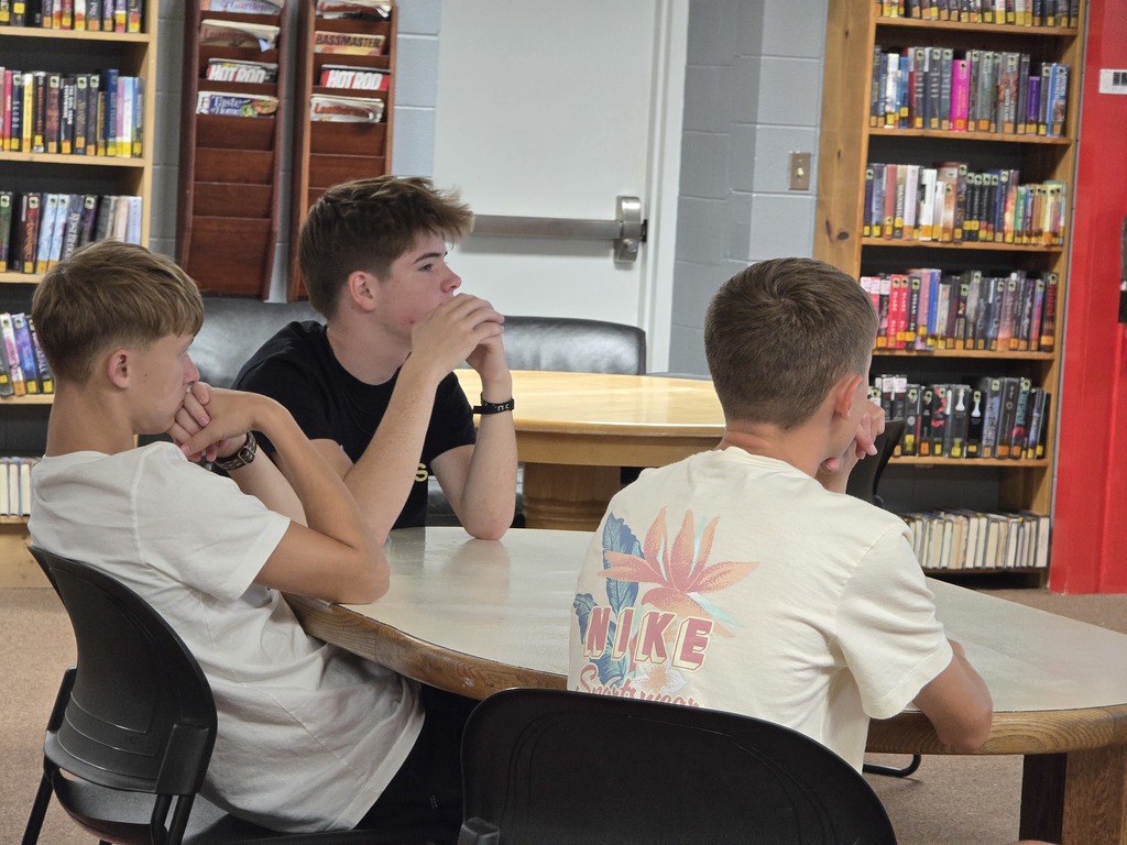 Freshman students visit the library. 