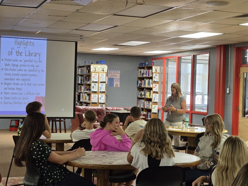 Freshman students visit the library. 