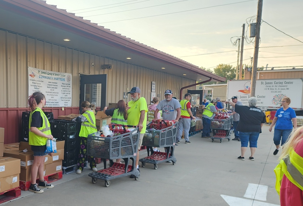 Mission Monday: Teen Leadership distributes during Commodity Day!