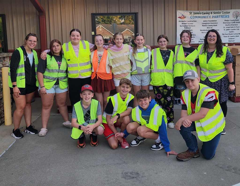 Mission Monday: Teen Leadership distributes during Commodity Day!