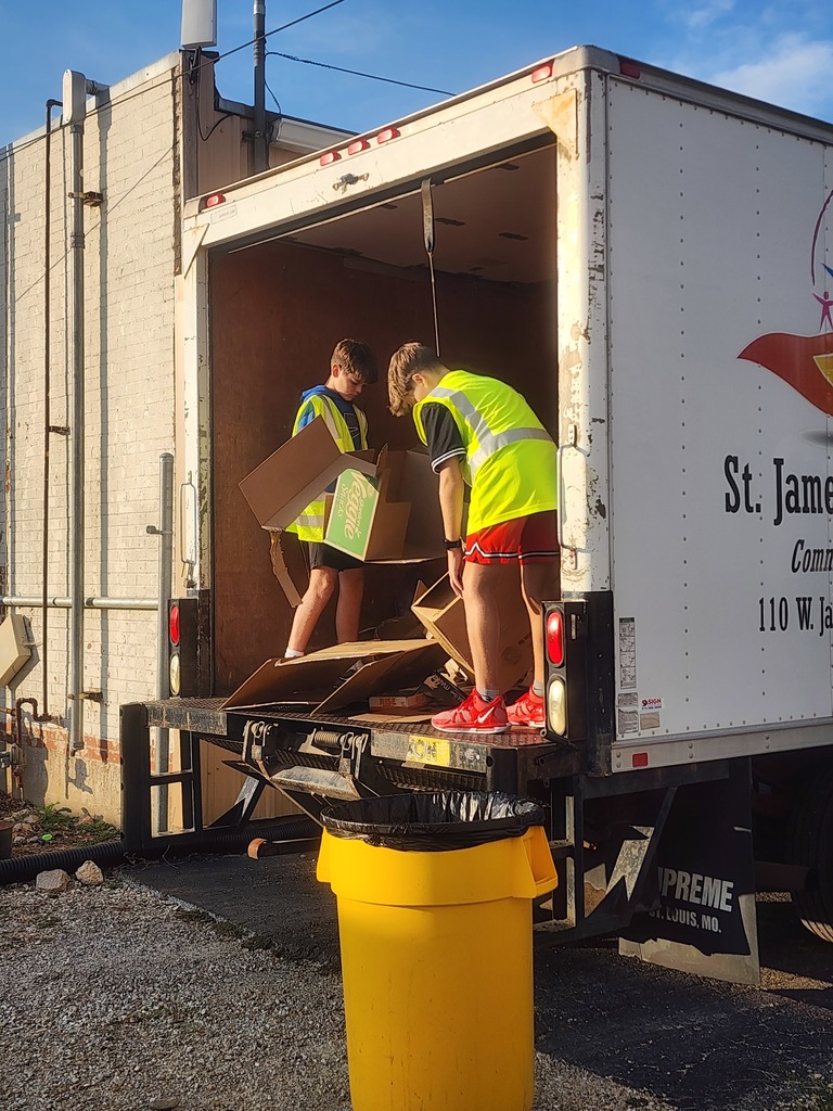 Mission Monday: Teen Leadership distributes during Commodity Day!