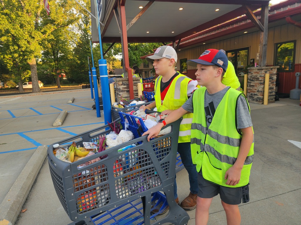 Mission Monday: Teen Leadership distributes during Commodity Day!