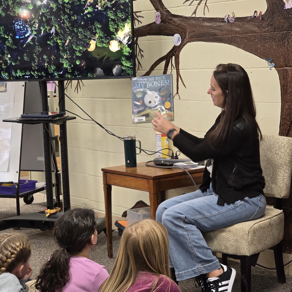 3rd grade students use Merge Cubes in the library to explore the human body for their science unit. 