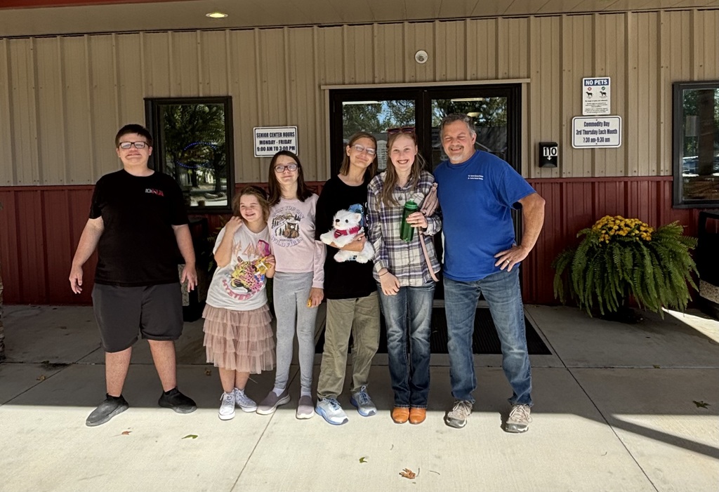 Mission Monday - Students volunteer at Senior Center.