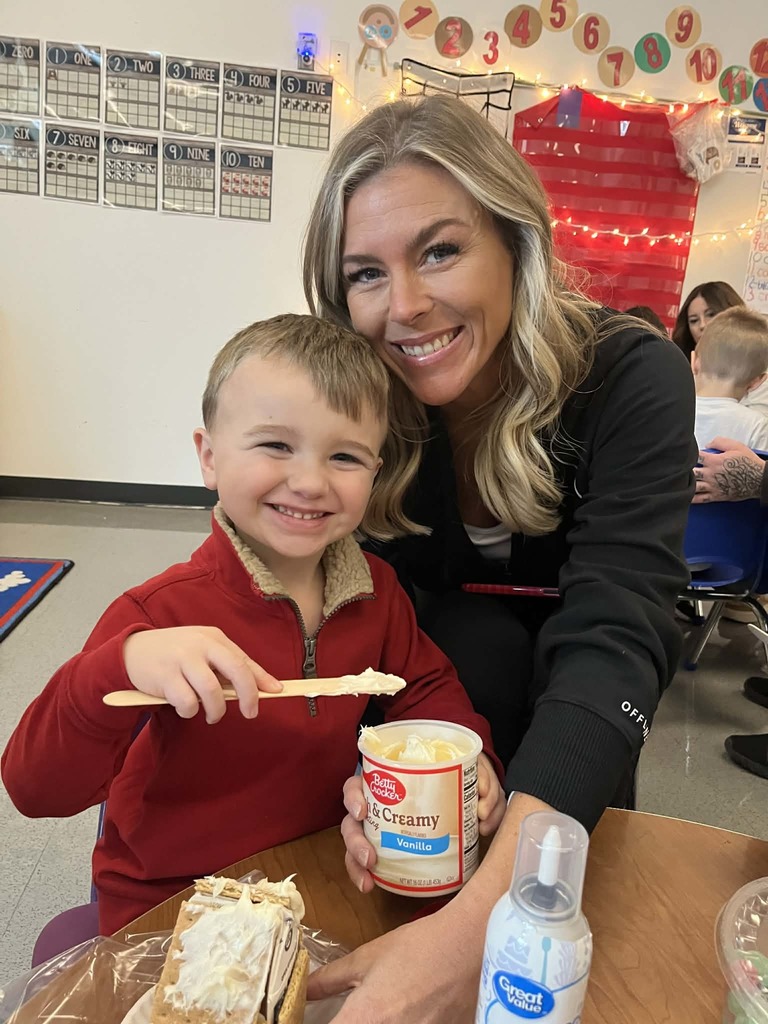 Tiger Cubs makes gingerbread houses!