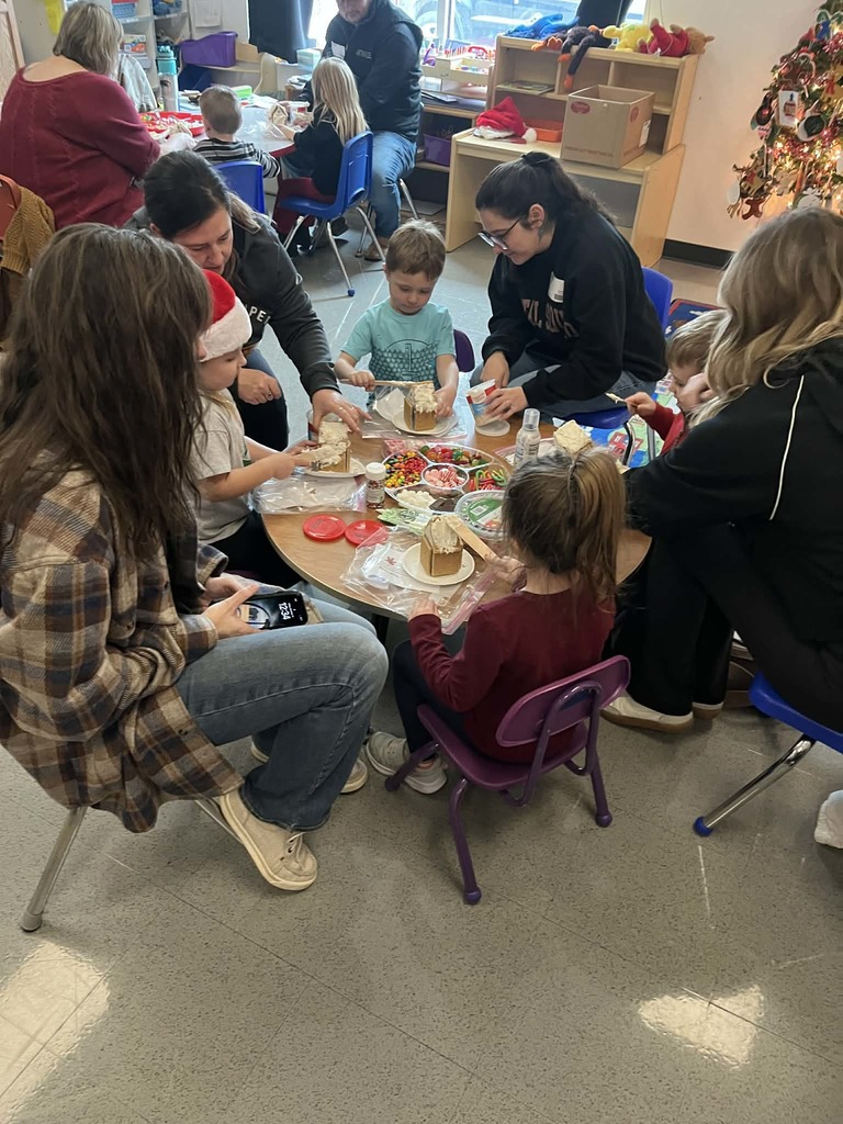 Tiger Cubs makes gingerbread houses!