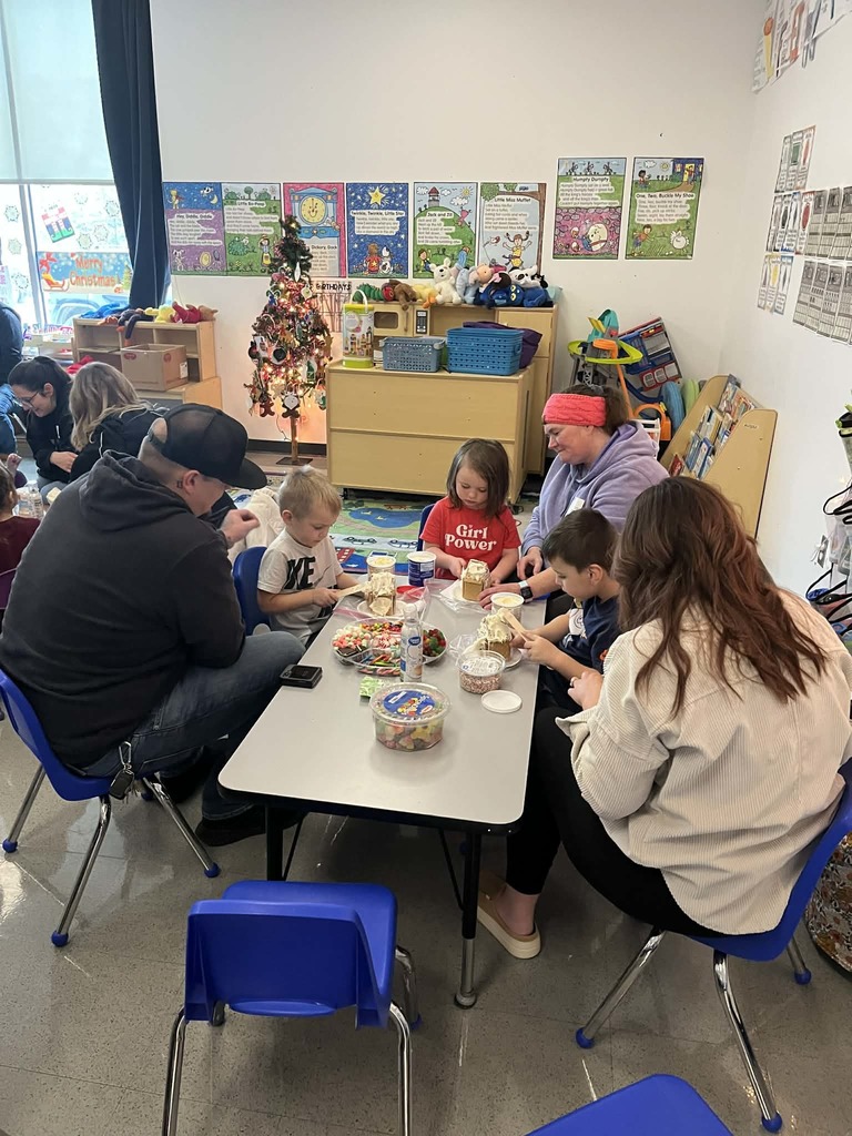 Tiger Cubs makes gingerbread houses!