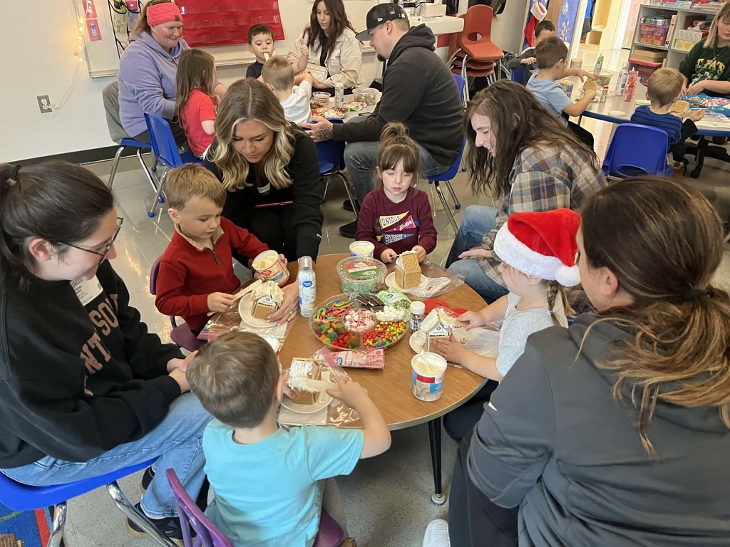 Tiger Cubs makes gingerbread houses!