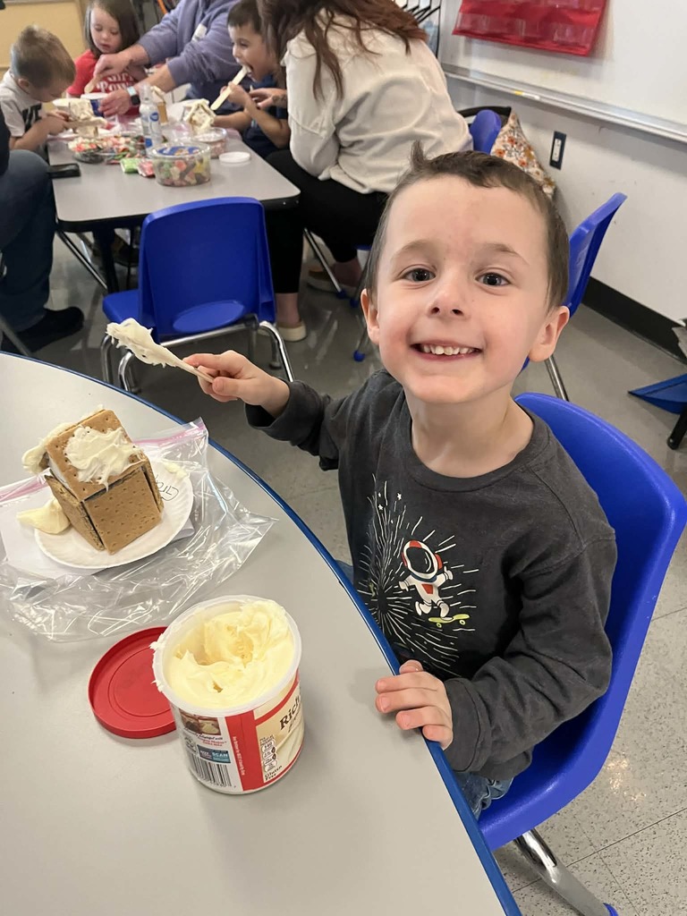Tiger Cubs makes gingerbread houses!