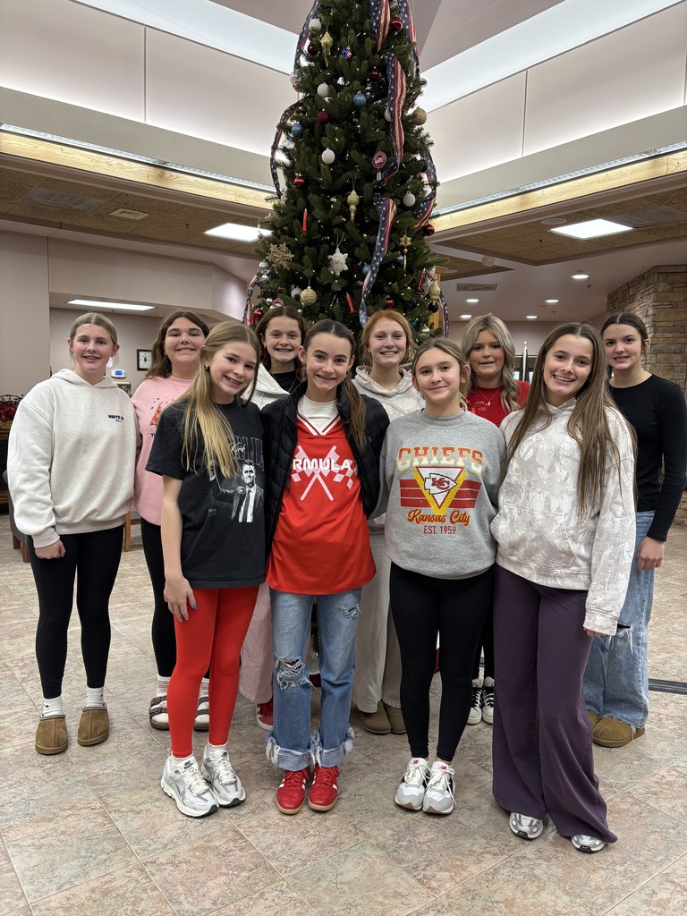 Junior Beta Club visits St. James Veterans Home for Christmas crafts. 