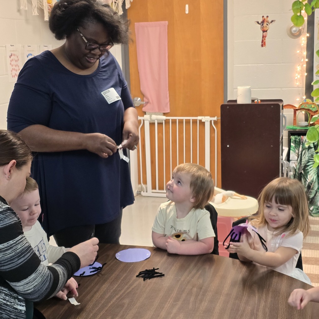 Kiwanis visits Tiger Tots for Read Across America!