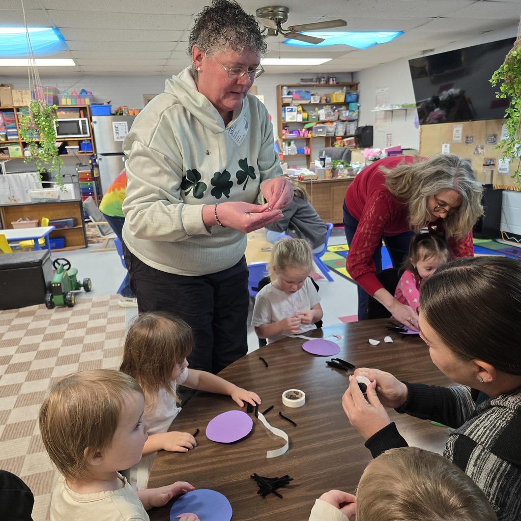 Kiwanis visits Tiger Tots for Read Across America!