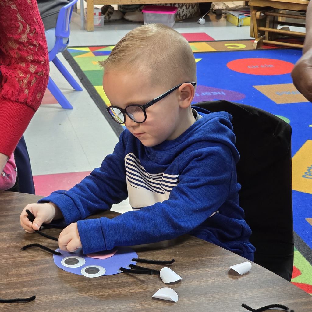 Kiwanis visits Tiger Tots for Read Across America!