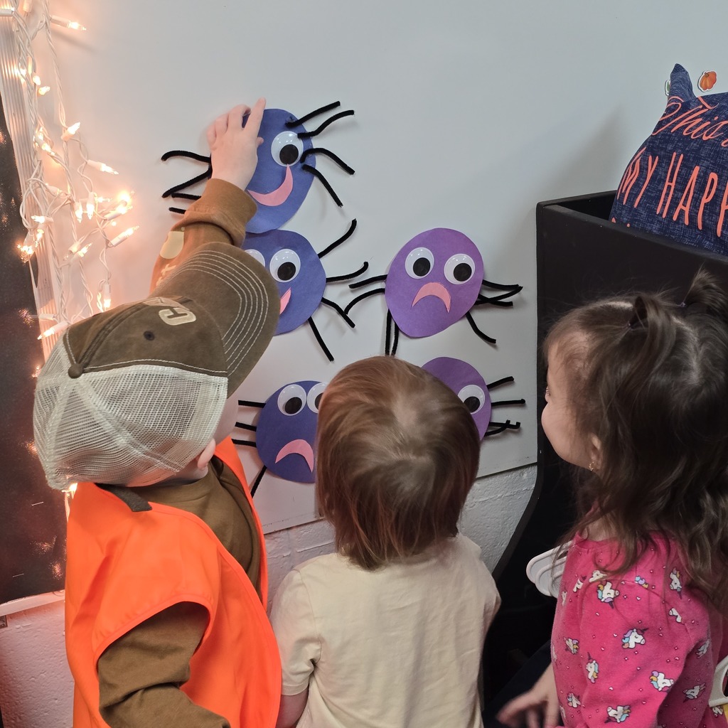 Kiwanis visits Tiger Tots for Read Across America!