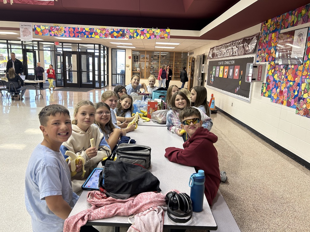 kids eating lunch at a table