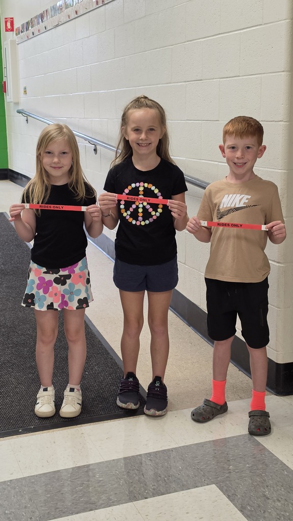 Students pose with their Grape and Fall Festival wristbands!