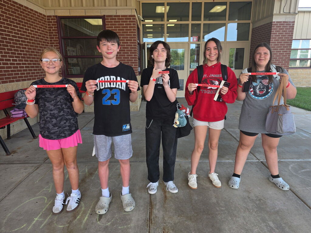 Students pose with their Grape and Fall Festival wristbands!