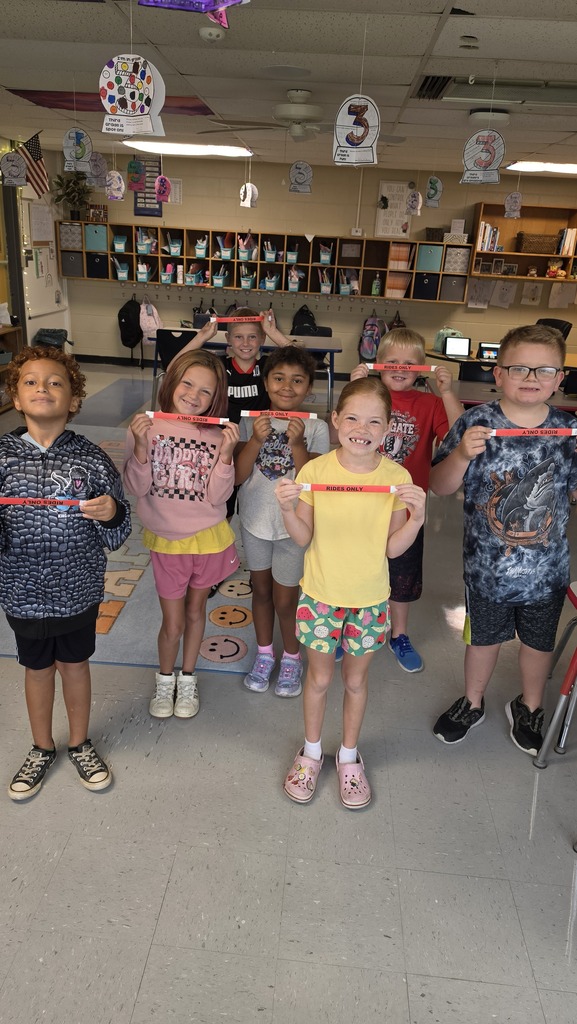 Students pose with their Grape and Fall Festival wristbands!