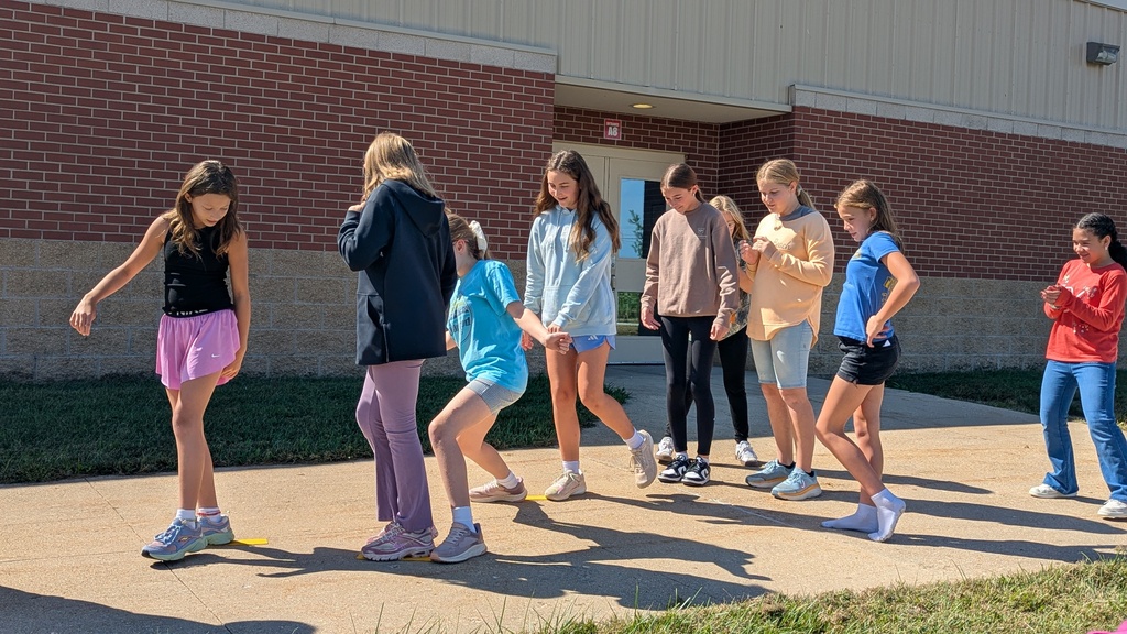 ROX students participate in a teamwork challenge!