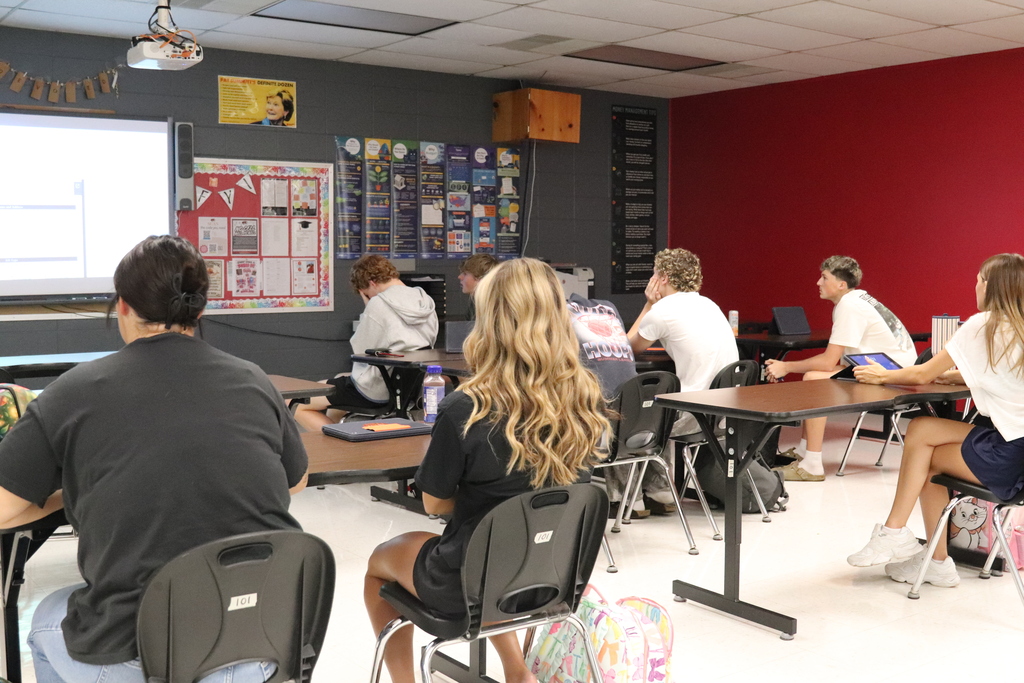 Business Tech students working on resumes.