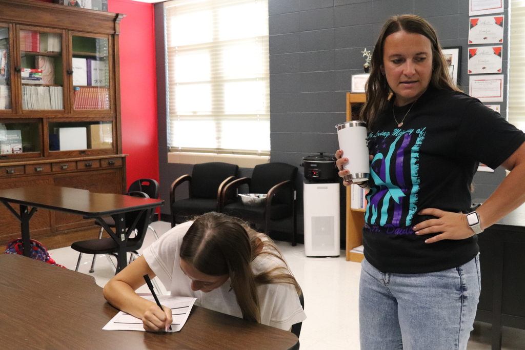 Business Tech students working on resumes.