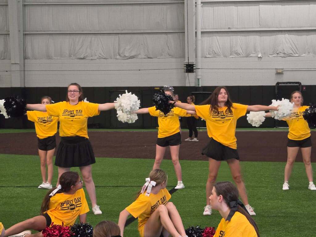 STJ Cheerleaders attend Mizzou Spirit Day!