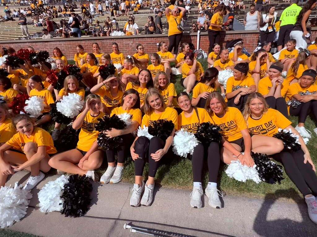 STJ Cheerleaders attend Mizzou Spirit Day!