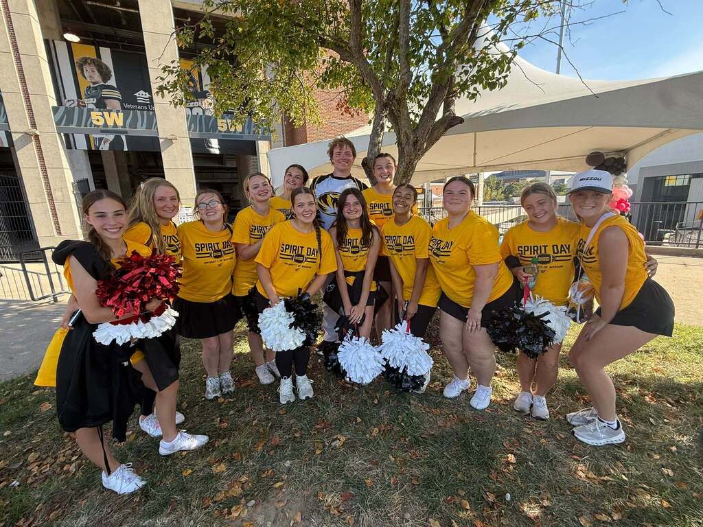 STJ Cheerleaders attend Mizzou Spirit Day!