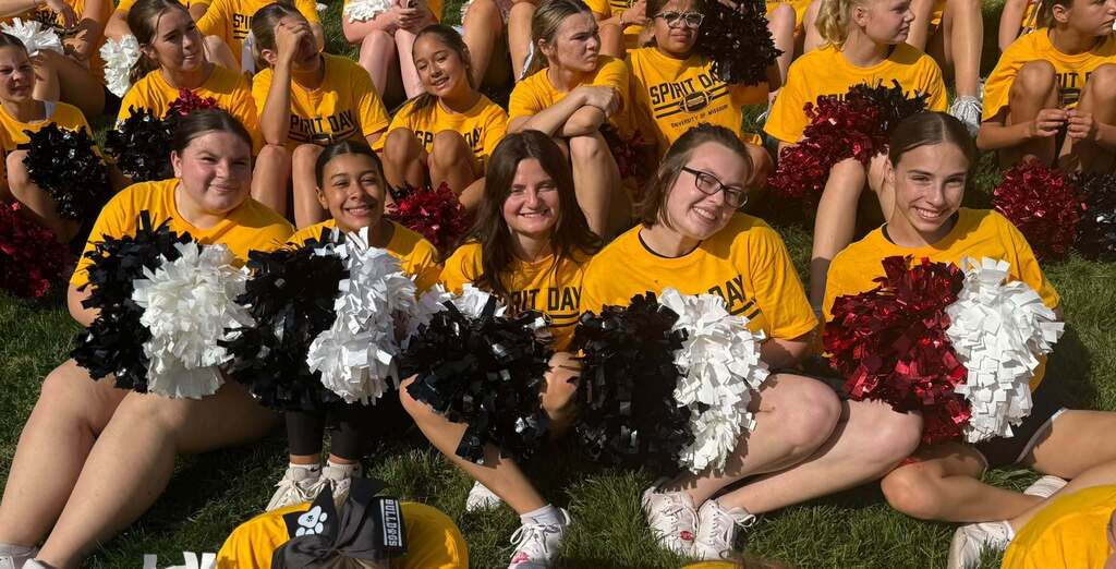 STJ Cheerleaders attend Mizzou Spirit Day!