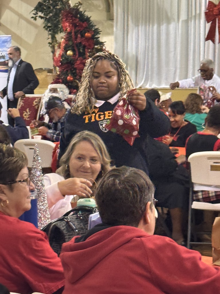 Students serving veterans and elderly