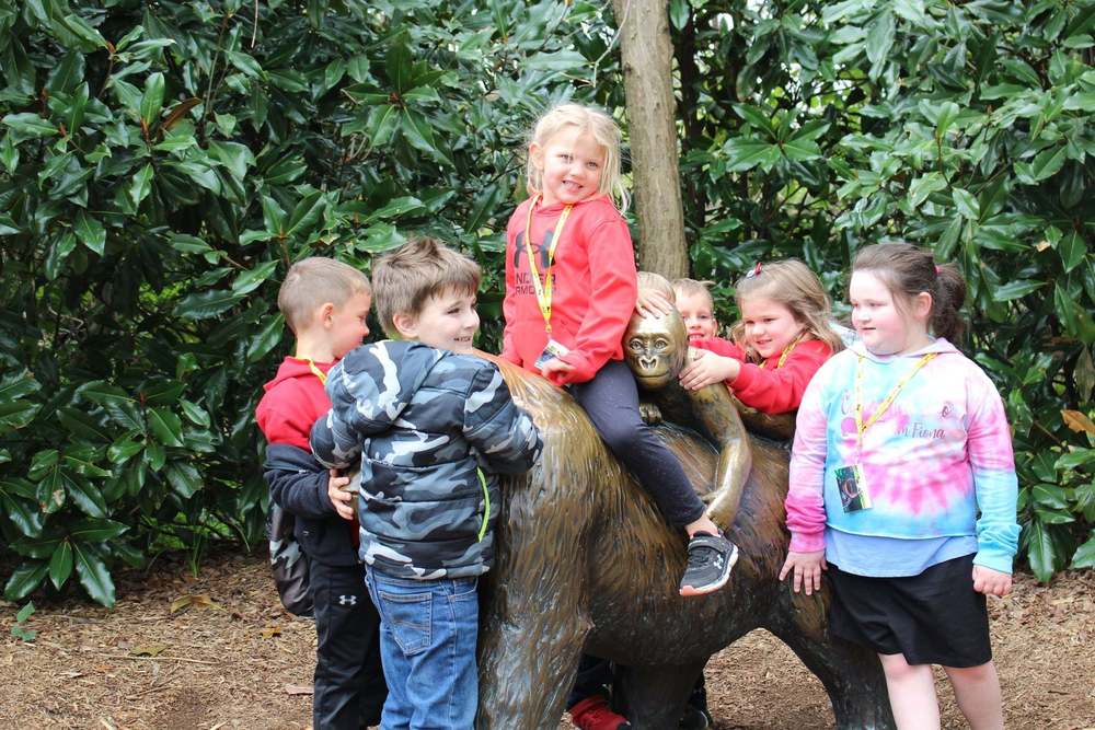 kids on gorilla statue