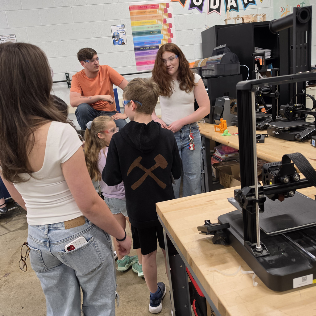 TEC students demonstrate a 3D printer to TYCTWD participants