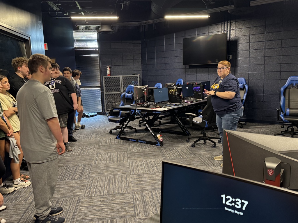 An SC4 instructor talks to a group of students during the recent 8th grade tours in SC4's virtual reality classroom.