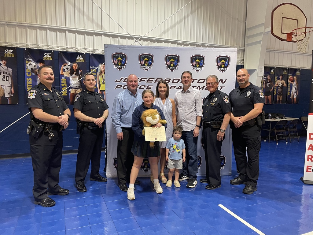 DARE Graduino with Officers and Student along with the family 
