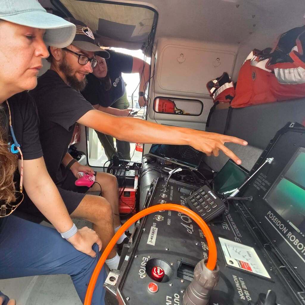people looking at the sonarview screen