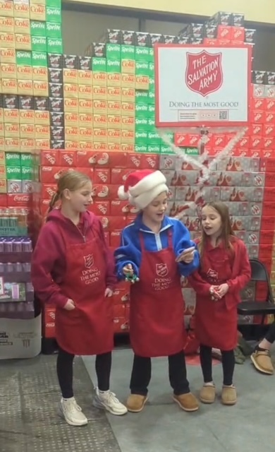 Treating the customers to some Chrsitmas karaoke too!