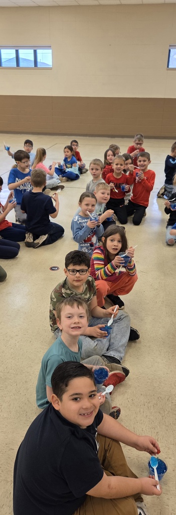 students eating snack