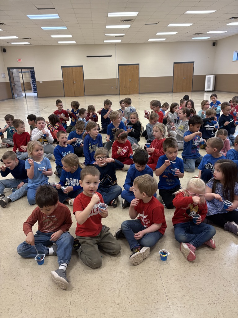 students eating snack