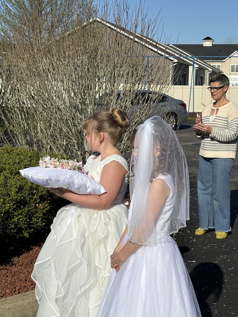 Girls with crown for Mary statue