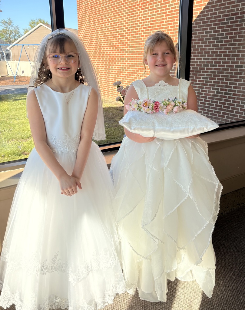 Girls with crown for Mary statue
