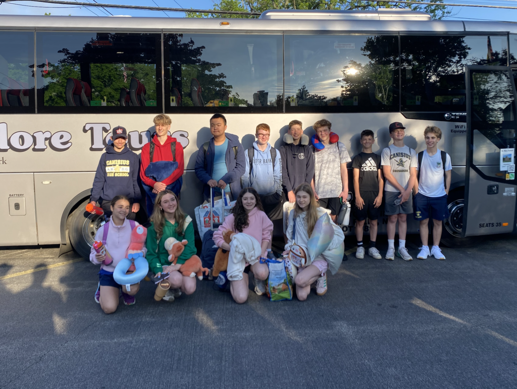 Photos from the 8th grade class trip featuring the whole class in front of Philadelphia landmarks