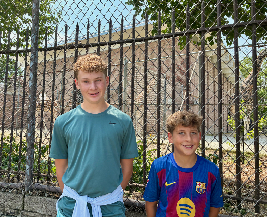 students standing in fron ot Buffalo Zoo giraffe enclosure