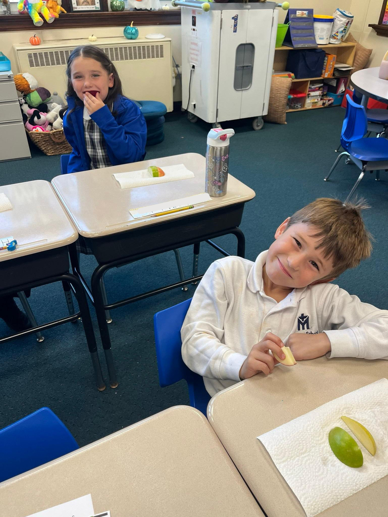 kids eating apple slices