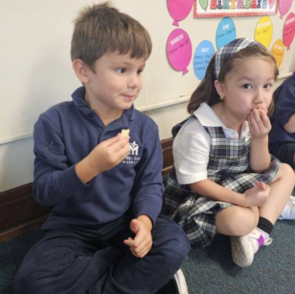 Kindergarten class learns about apples and johnny appleseed